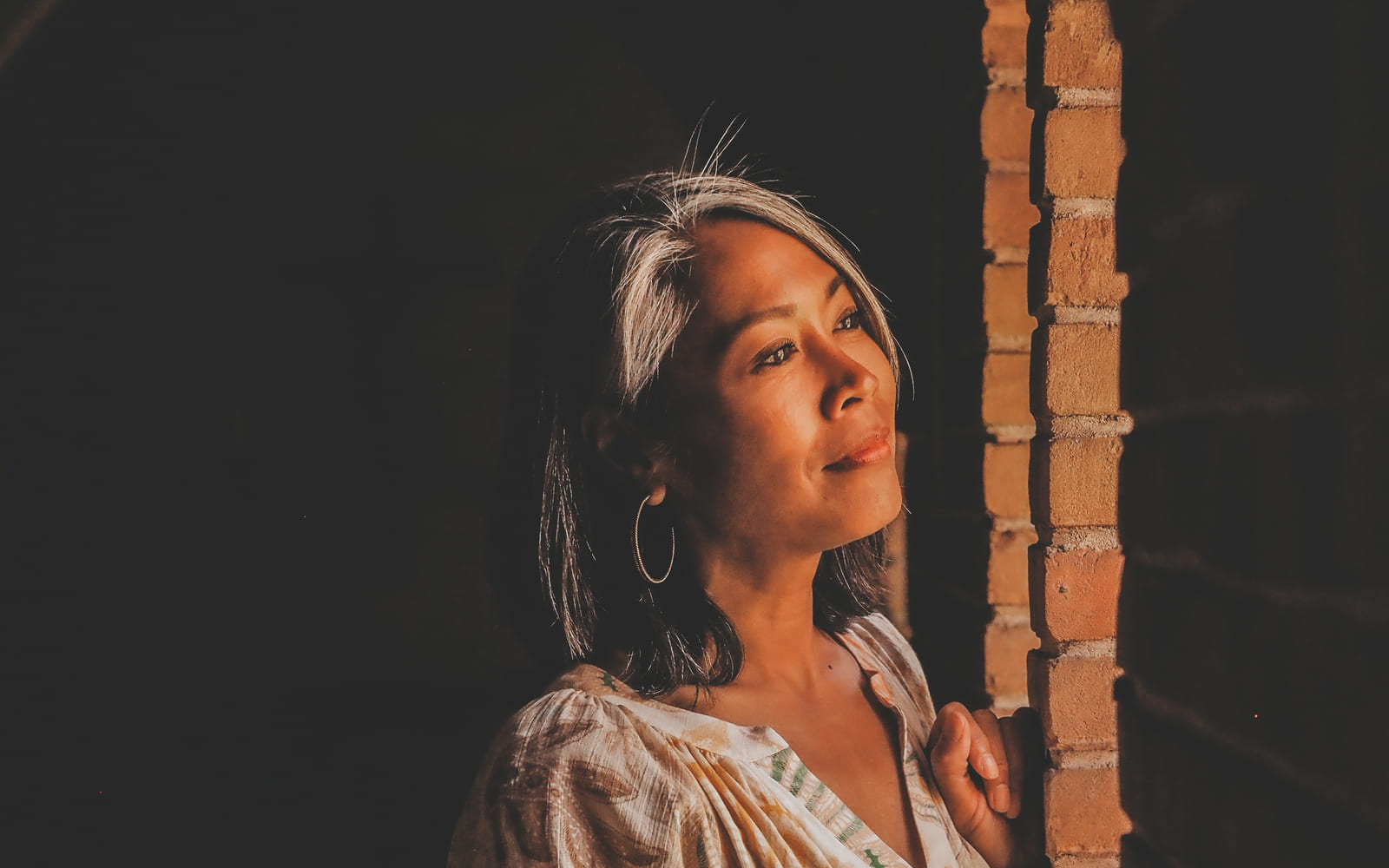 Hedy in warm licht bij een venster