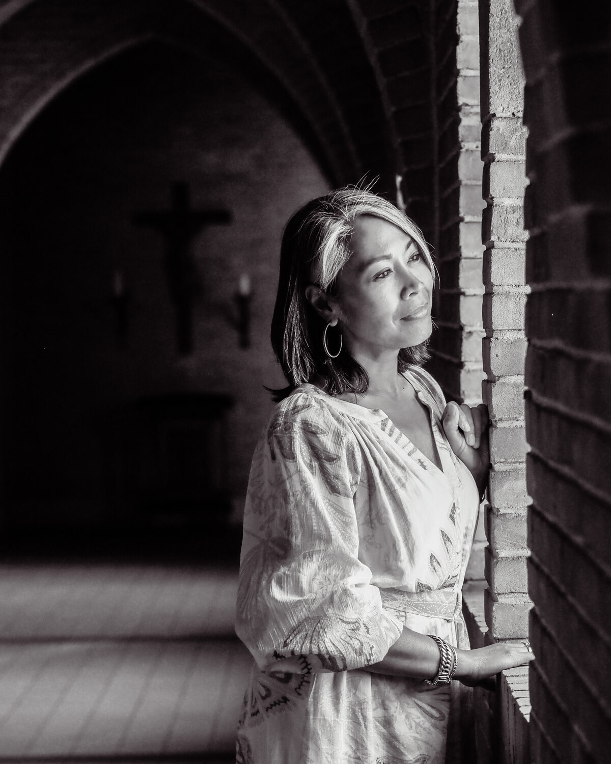 Portret van Hedy bij een bakstenen doorgang